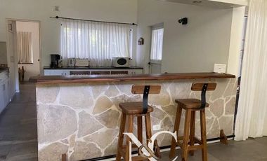 Casa en  alquiler equipada para 8 en Carilo