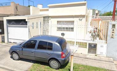 Casa en venta - 2 Dormitorios 1 Baño 1 Cochera - 259mts2 - Bernal