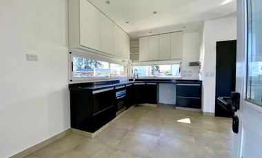 VENTA CASA EN SAN SEBASTIAN AREA 2 - 4 AMBIENTES