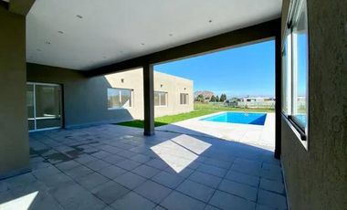 VENTA CASA EN SAN SEBASTIAN AREA 2 - 4 AMBIENTES