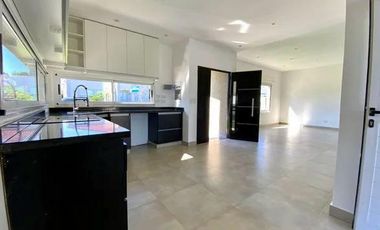 VENTA CASA EN SAN SEBASTIAN AREA 2 - 4 AMBIENTES