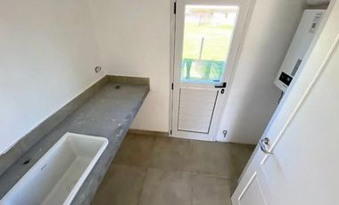 VENTA CASA EN SAN SEBASTIAN AREA 2 - 4 AMBIENTES