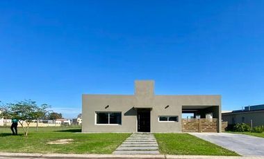 VENTA CASA EN SAN SEBASTIAN AREA 2 - 4 AMBIENTES