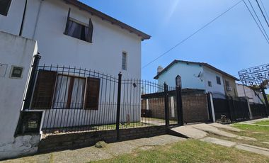 Dúplex en venta - 2 Dormitorios 2 Baños - Cochera - 240Mts2 - Almirante Brown