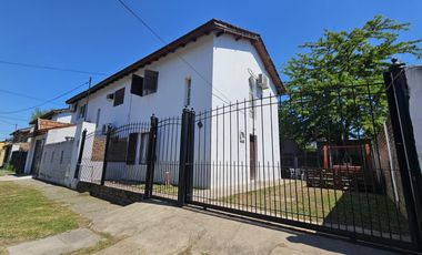 Dúplex en venta - 2 Dormitorios 2 Baños - Cochera - 240Mts2 - Almirante Brown