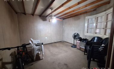 Venta de casa de 3 ambientes con cochera en Gerli