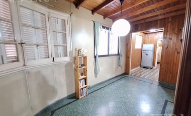 Venta de casa de 3 ambientes con cochera en Gerli