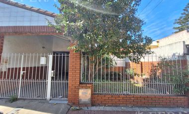 Venta de casa de 3 ambientes con cochera en Gerli