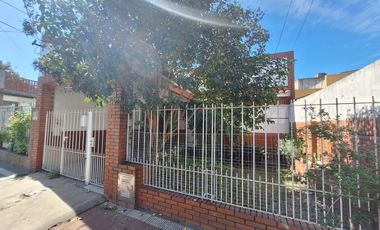 Venta de casa de 3 ambientes con cochera en Gerli
