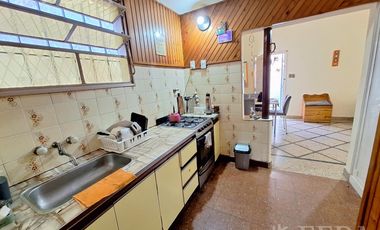 Venta de casa de 3 ambientes con cochera en Gerli