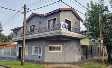Casa en planta alta, Barrio Elsieland. 2 puerta blindadas