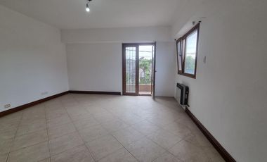 Casa en planta alta, Barrio Elsieland. 2 puerta blindadas