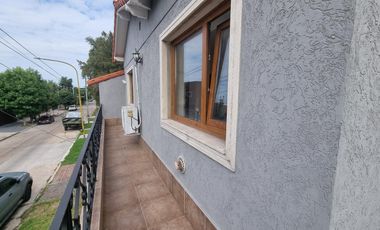 Casa en planta alta, Barrio Elsieland. 2 puerta blindadas