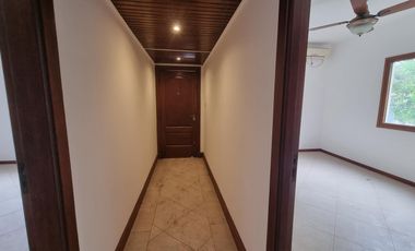 Casa en planta alta, Barrio Elsieland. 2 puerta blindadas