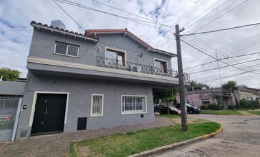 Casa en planta alta, Barrio Elsieland. 2 puerta blindadas