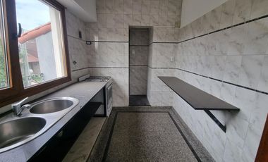 Casa en planta alta, Barrio Elsieland. 2 puerta blindadas