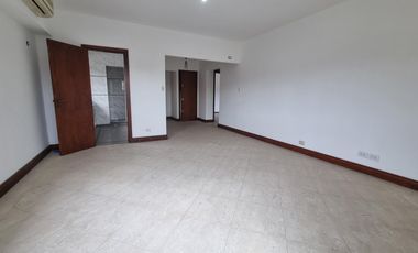 Casa en planta alta, Barrio Elsieland. 2 puerta blindadas