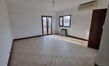 Casa en planta alta, Barrio Elsieland. 2 puerta blindadas