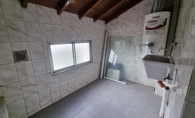 Casa en planta alta, Barrio Elsieland. 2 puerta blindadas