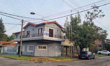 Casa en planta alta, Barrio Elsieland. 2 puerta blindadas