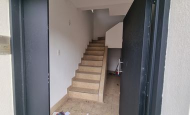 Casa en planta alta, Barrio Elsieland. 2 puerta blindadas