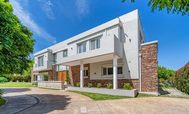 Alquiler - Casa - 4 ambientes - Moderna - Barrio Privado