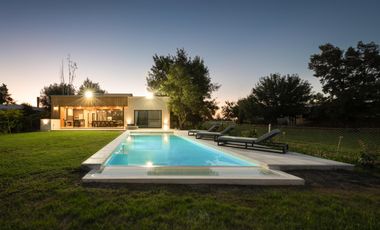 Venta casa de tres dormitorios en suite con galeria, parrillero y pileta. La Rinconada, Ibarlucea
