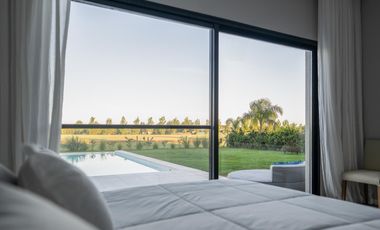 Venta casa de tres dormitorios en suite con galeria, parrillero y pileta. La Rinconada, Ibarlucea