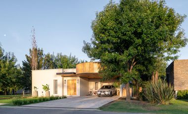 Venta casa de tres dormitorios en suite con galeria, parrillero y pileta. La Rinconada, Ibarlucea