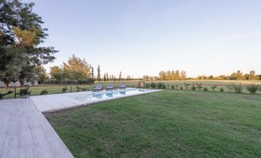 Venta casa de tres dormitorios en suite con galeria, parrillero y pileta. La Rinconada, Ibarlucea