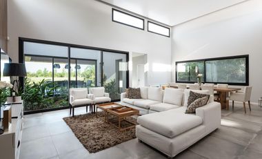 Venta casa de tres dormitorios en suite con galeria, parrillero y pileta. La Rinconada, Ibarlucea