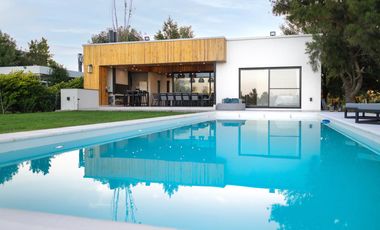 Venta casa de tres dormitorios en suite con galeria, parrillero y pileta. La Rinconada, Ibarlucea