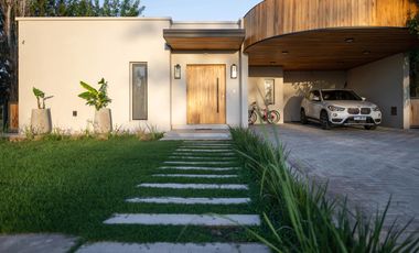 Venta casa de tres dormitorios en suite con galeria, parrillero y pileta. La Rinconada, Ibarlucea