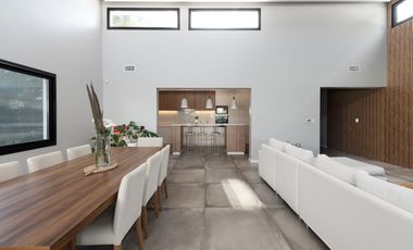 Venta casa de tres dormitorios en suite con galeria, parrillero y pileta. La Rinconada, Ibarlucea