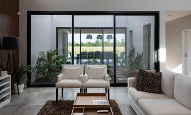 Venta casa de tres dormitorios en suite con galeria, parrillero y pileta. La Rinconada, Ibarlucea