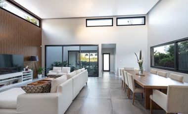 Venta casa de tres dormitorios en suite con galeria, parrillero y pileta. La Rinconada, Ibarlucea