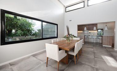 Venta casa de tres dormitorios en suite con galeria, parrillero y pileta. La Rinconada, Ibarlucea