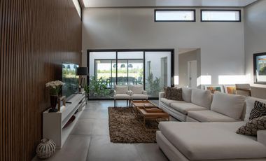 Venta casa de tres dormitorios en suite con galeria, parrillero y pileta. La Rinconada, Ibarlucea
