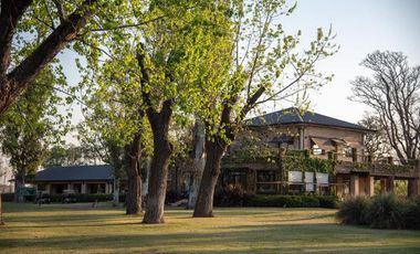 Venta casa de tres dormitorios en suite con galeria, parrillero y pileta. La Rinconada, Ibarlucea