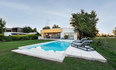 Venta casa de tres dormitorios en suite con galeria, parrillero y pileta. La Rinconada, Ibarlucea