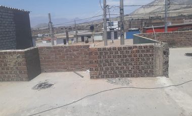 Casa de 3 pisos frente a la Panamericana Norte - La Libertad