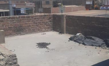 Casa de 3 pisos frente a la Panamericana Norte - La Libertad