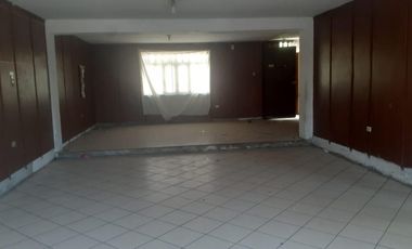 Casa de 3 pisos frente a la Panamericana Norte - La Libertad