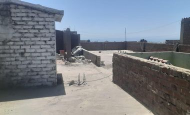 Casa de 3 pisos frente a la Panamericana Norte - La Libertad