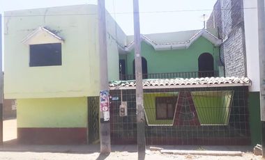 Casa de 3 pisos frente a la Panamericana Norte - La Libertad