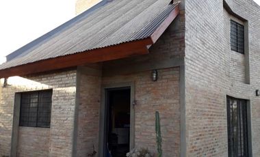 VENTA CASA UN DORMITORIO CON PILETA EN ROLDAN