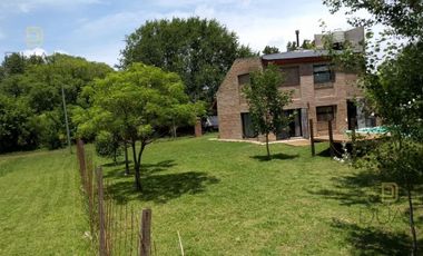 VENTA CASA UN DORMITORIO CON PILETA EN ROLDAN