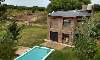 VENTA CASA UN DORMITORIO CON PILETA EN ROLDAN