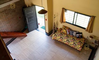 VENTA CASA UN DORMITORIO CON PILETA EN ROLDAN