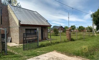 VENTA CASA UN DORMITORIO CON PILETA EN ROLDAN